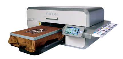 Una impresora para imprimir directamente sobre textiles y prendas DTG RICOH RI 3000/RI 6000.