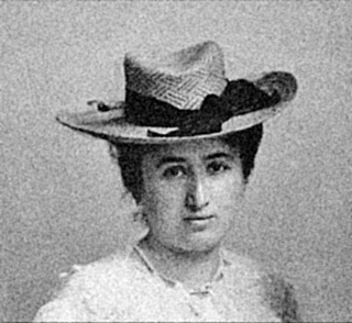 Una fotografía de Rosa Luxemburgo en escala de grises.